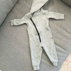 Lola & Taylor ASYMMETRICAL ZIP ROMPER 12-18 months.